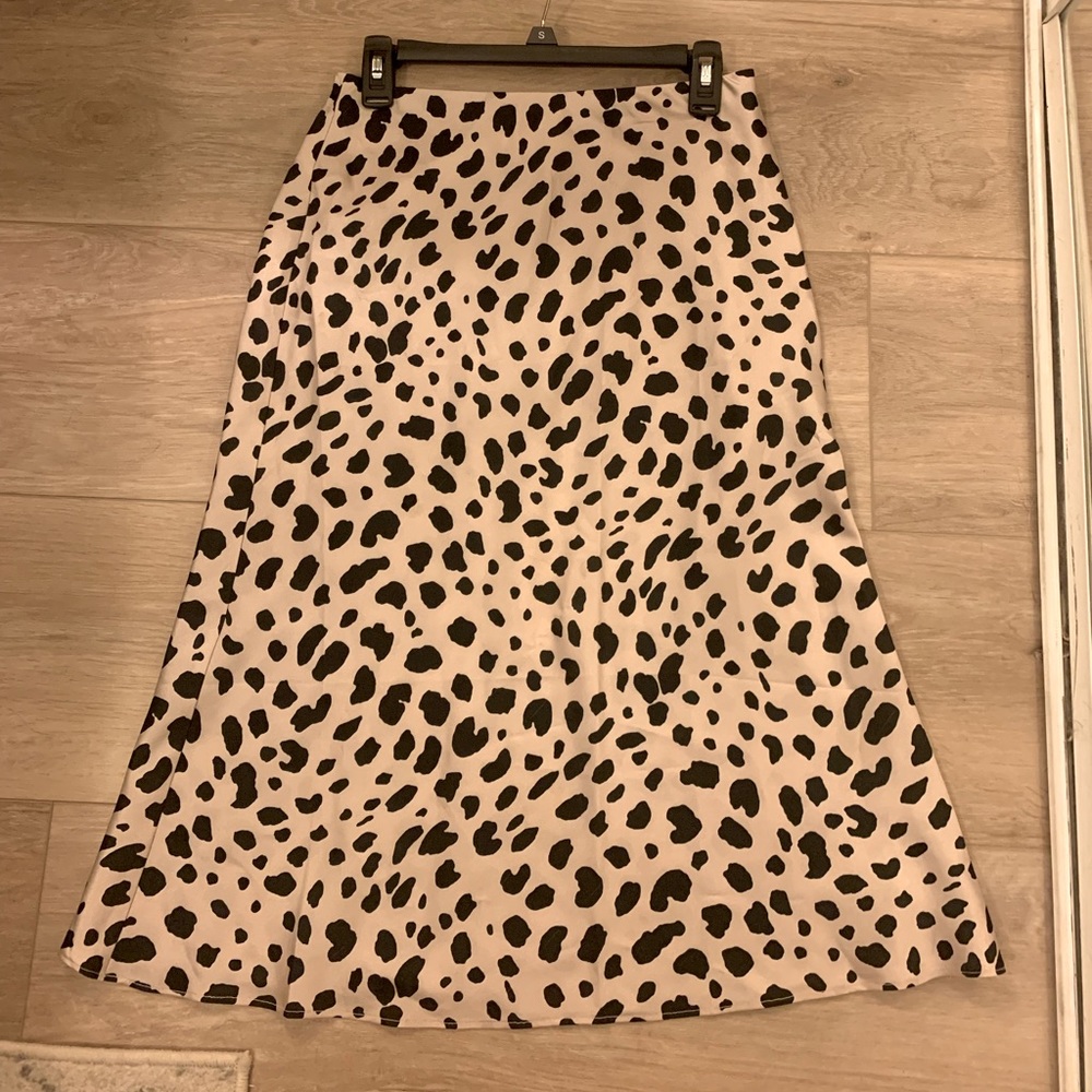 Cleaning out closet! Cute silky material leopard midi skirt